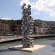 Escultura de Kapoor en el estanque del museo Guggenheim de Bilbao. Foto: Ardfern, vía Wikimedia Commons